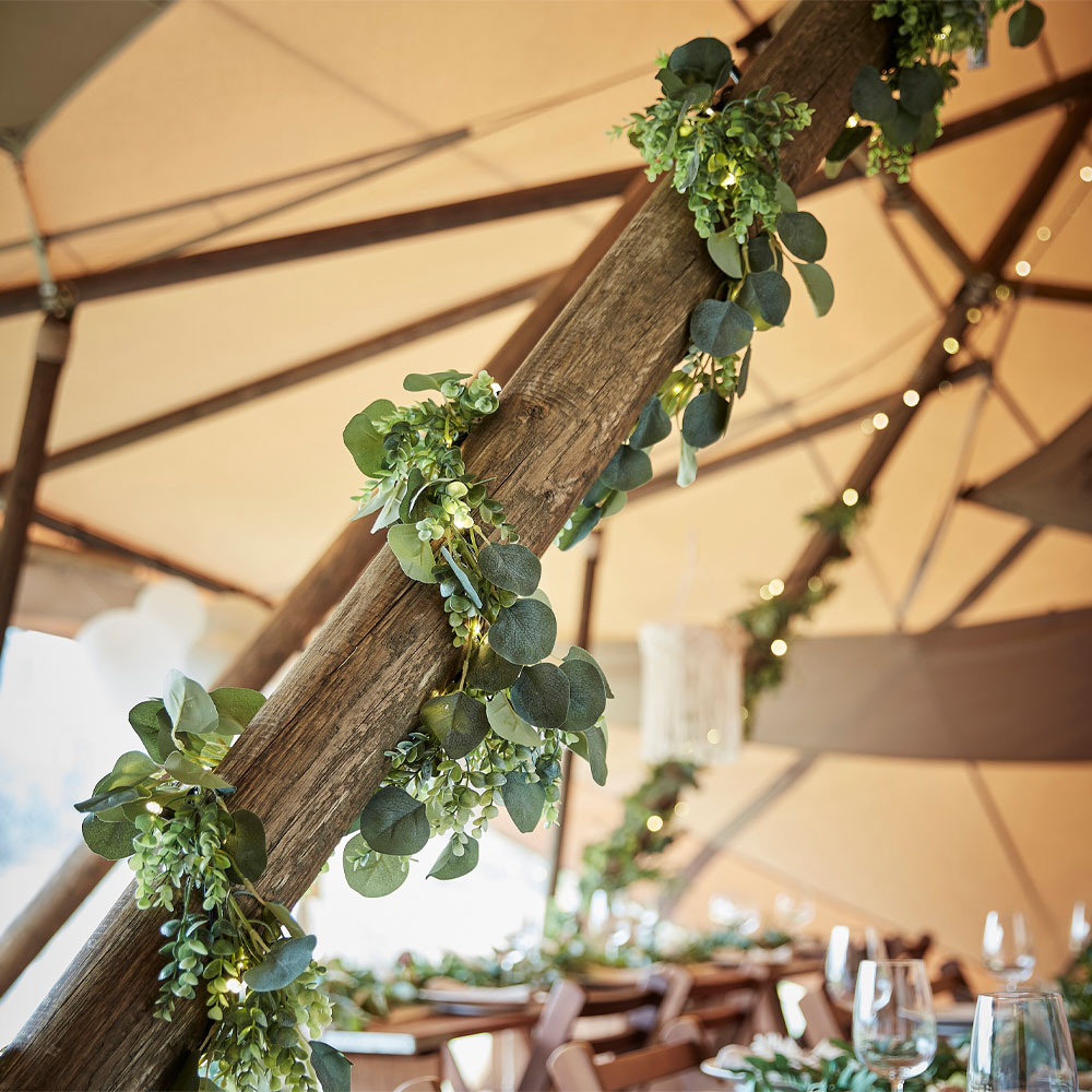 Läs mer om Växtgirlang med Belysning Botanical Wedding